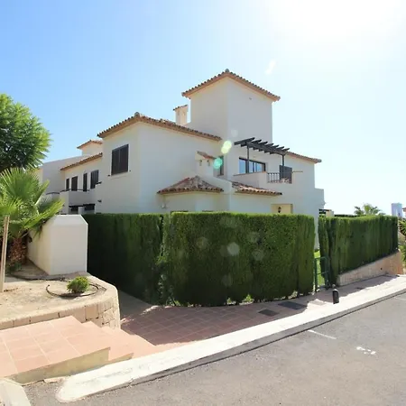 Adosado De Estilo Mediterraneo, Con Jardin Y Vistas