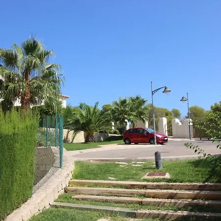 Adosado De Estilo Mediterraneo, Con Jardin Y Vistas Finestrat