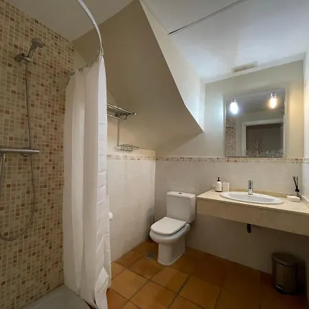 Adosado De Estilo Mediterraneo, Con Jardin Y Vistas